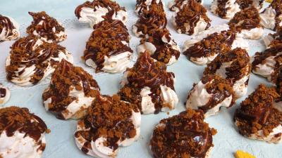 petit déjeuner : Meringues à l'espagnole glacées au chocolat