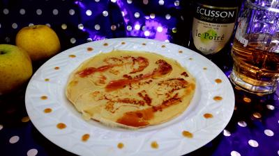 Recettes végétariennes : Assiette de crêpes aux pommes et au caramel