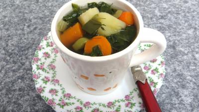 Légumes : Tasse de bouillon de légumes d'automne