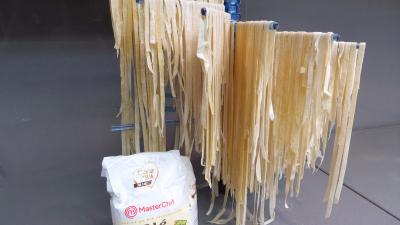 Pâtes alimentaires : Présentoir de tagliatelles fraîches à la farine de seigle
