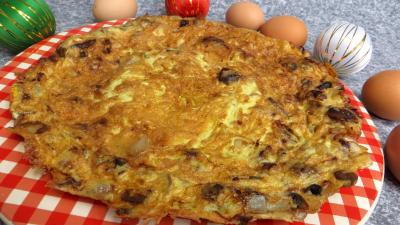 Oeufs : Assiette d'omelette plate au poulet et cèpes