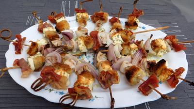 Poissons : Assiette de brochettes de calamars à la grecque