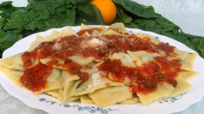 Pâtes alimentaires : Plat d'agnolotti à l'orange