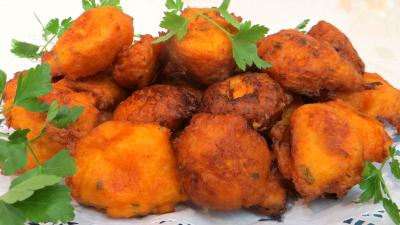beignets salés : Plat de beignets de patates douces