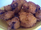 beignets salés : Assiette de beignets d'aubergine