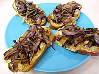 Recette Croûtes à la mozzarella et aux oignons