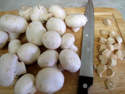 Image : Champignon de Paris - coupe des pieds de champignons de Paris
