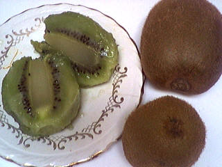 Photo : Des kiwis entiers et des kiwis ouverts