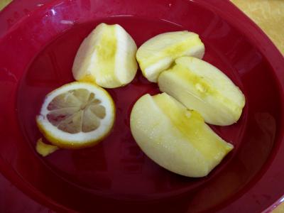 Citronner les pommes pour éviter qu'elles ne noircissent