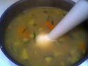 Plonger un mixer plongeur dans un potage pour le mixer