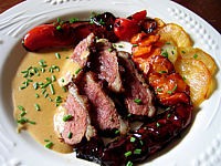 Graisse de canard : Assiette de magret de canard à la sauce moutarde