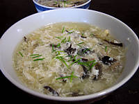 champignon noir : Assiette de soupe de poulet aux champignons à la chinoise