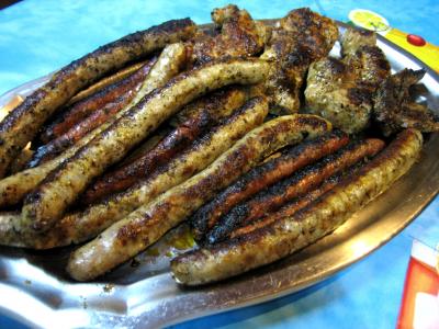 Photo : grillade et chipolas au barbecue