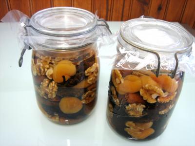 Image : Conserves de fruits à l'alcool - Bocaux de quetsches à l'eau de vie