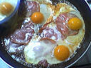 Oeufs au bacon dans leur huile de noix
