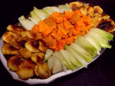 chapon : Assiette de chapon aux pommes et légumes avec sauce au champagne et armagnac