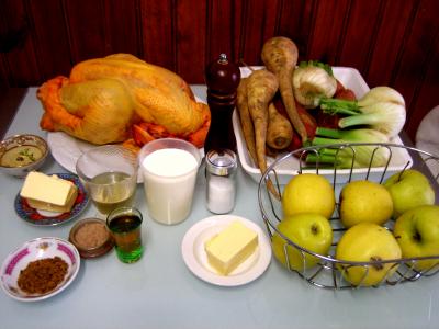 Ingrédients pour la recette : Chapon aux pommes et légumes avec sauce au champagne et armagnac