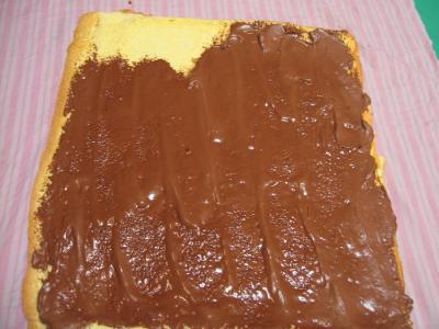 Recouvrir le biscuit de crème au chocolat