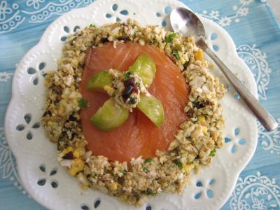 pruneau : Assiette d'un amuse-bouche au saumon fumé et aux choux de Bruxelles