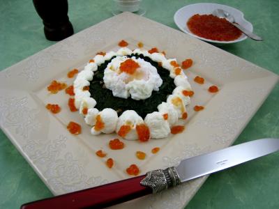 entrée à base de poisson : Assiette de galette d'épinards aux oeufs de saumon