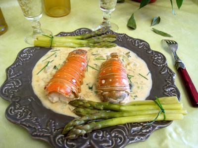 crème entière : Assiette d'asperges aux queues de langouste