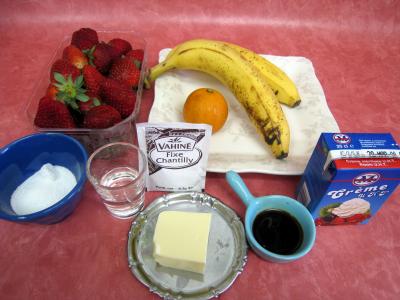 Ingrédients pour la recette : Bananes et fraises chantilly