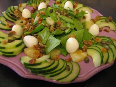 yaourt nature : Assiette de salade de concombre et oeufs de caille