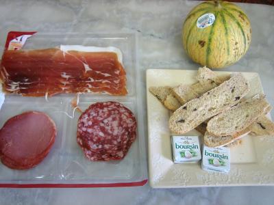 Ingrédients pour la recette : Amuse-bouche au melon et charcuterie
