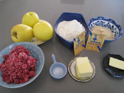 Ingrédients pour la recette : Apple crumble aux framboises et aux pommes