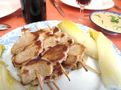 poivre noir : Assiette de brochettes de porc aux enfives et sa sauce aux noix de cajou