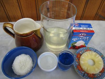 Ingrédients pour la recette : Cocktail crème de coco au curaçao