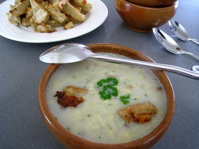 pomme de terre : Bol de soupe de poulet au pécorino à l'italienne