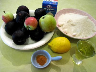 Ingrédients pour la recette : Confiture de prunes et de pommes à la crème