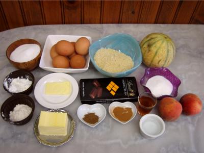 Ingrédients pour la recette : Gâteau au chocolat et son coulis de melon et pêches