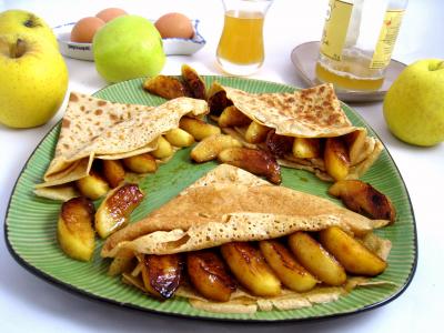 Image : Crêpes - Assiette de crêpes aux pommes à la bretonne