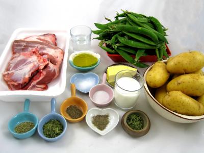 Ingrédients pour la recette : Epaule d'agneau et son nid de petits pois
