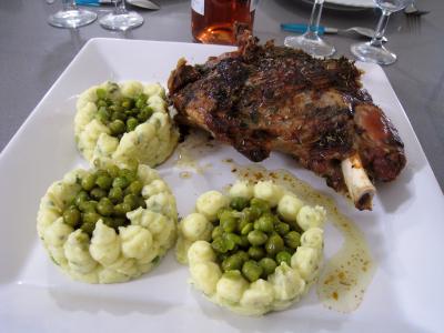 plat complet : Epaule d'agneau et son nid de petits pois