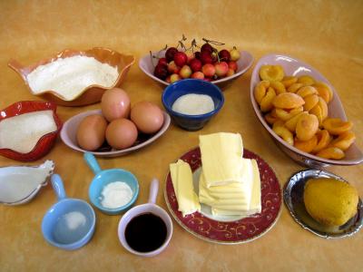 Ingrédients pour la recette : Quatre-quarts aux abricots et aux cerises