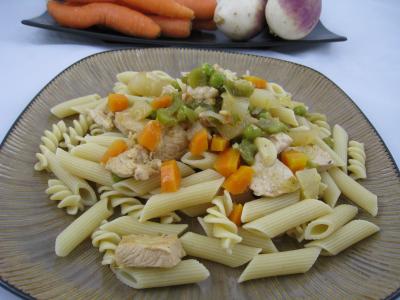 dinde : Pâtes complètes aux carottes et légumes