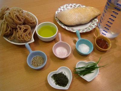 Ingrédients pour la recette : Tagliatelles d'épeautre aux brocolis et au magret
