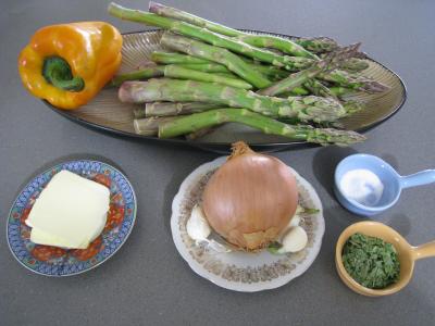 Ingrédients pour la recette : Sauté d'asperges aux oignons et poivron