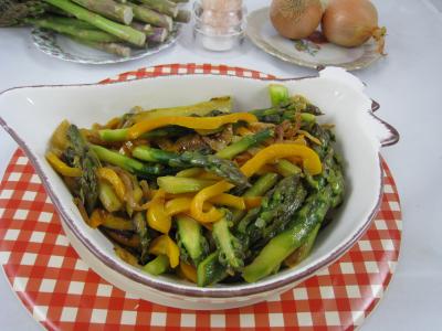 Recette Sauté d'asperges aux oignons et poivron