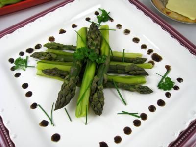 Cuisson à la vapeur : Assiette d'asperges à la vapeur