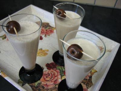 Image : Plateau de verres de cocktail de crème de cerises