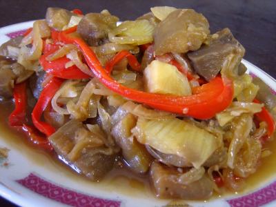 vinaigre vin rouge : Assiette de service d'aubergines aux oignons à la chinoise
