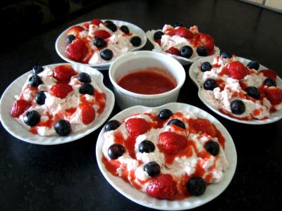mousse : Coupes de mousse aux fraises et myrtilles