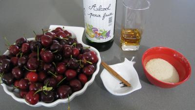 Ingrédients pour la recette : Cerises à l'eau de vie