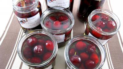 Image : Bocaux de cerises à l'eau de vie