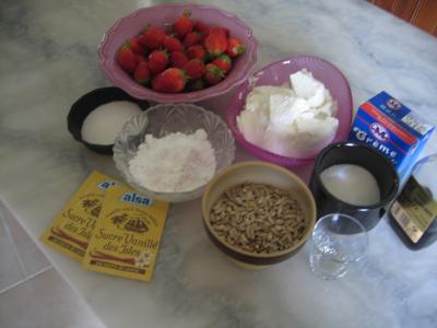 Ingrédients pour la recette : Mousse aux graines de tournesol et son coulis de fraises