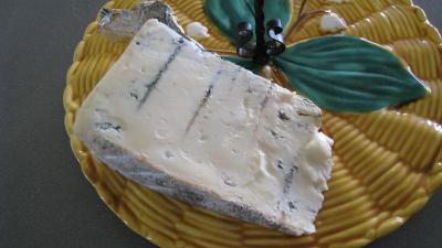 Photo : Tranche de Gorgonzola sur un plateau à Fromages.